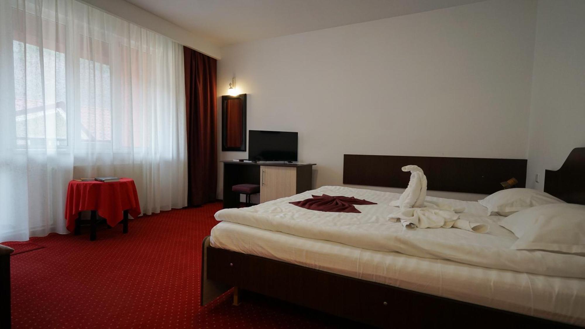 Vila Trandafirul Si Liliacul Hotel Căciulata Kültér fotó