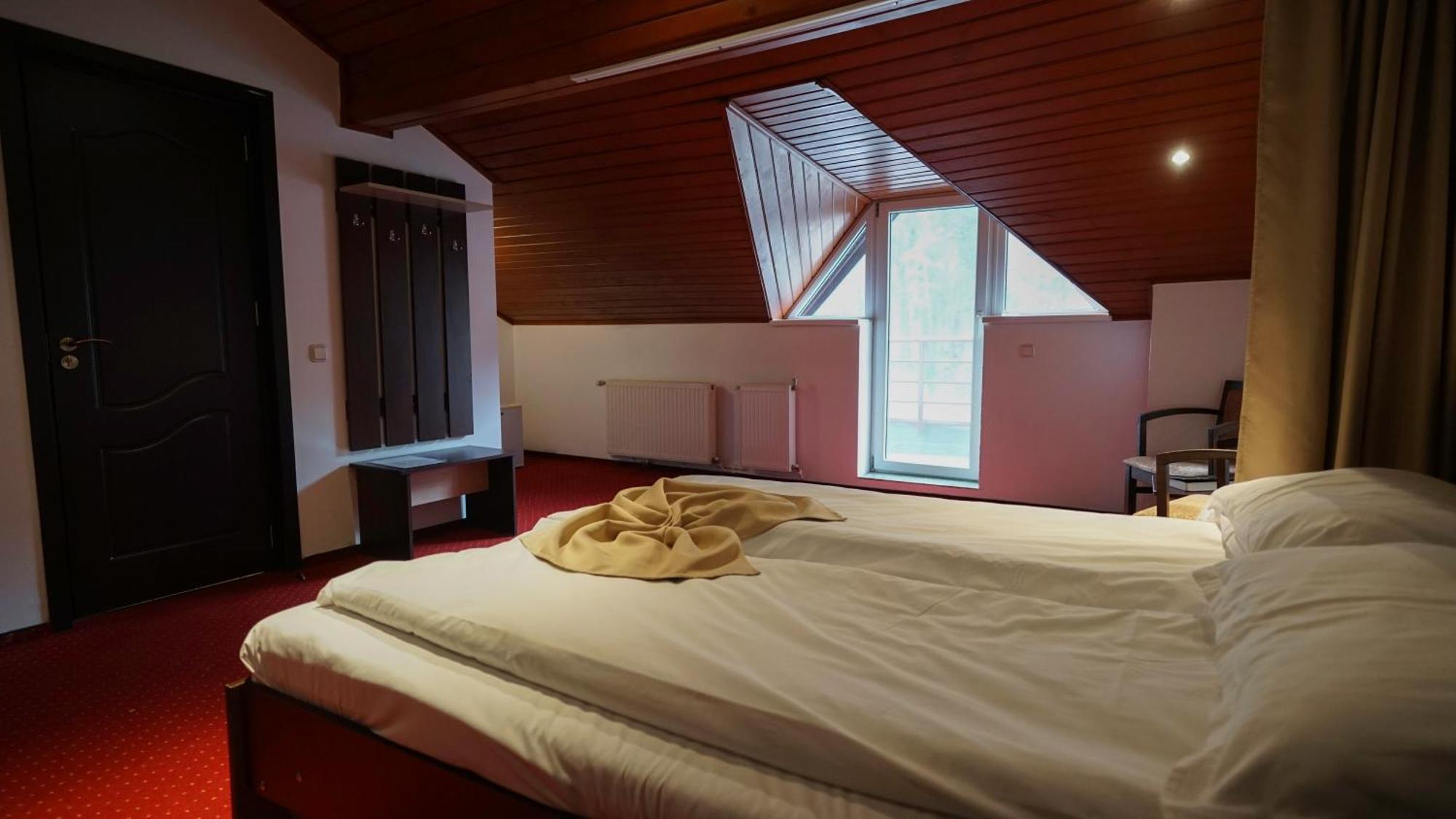 Vila Trandafirul Si Liliacul Hotel Căciulata Kültér fotó